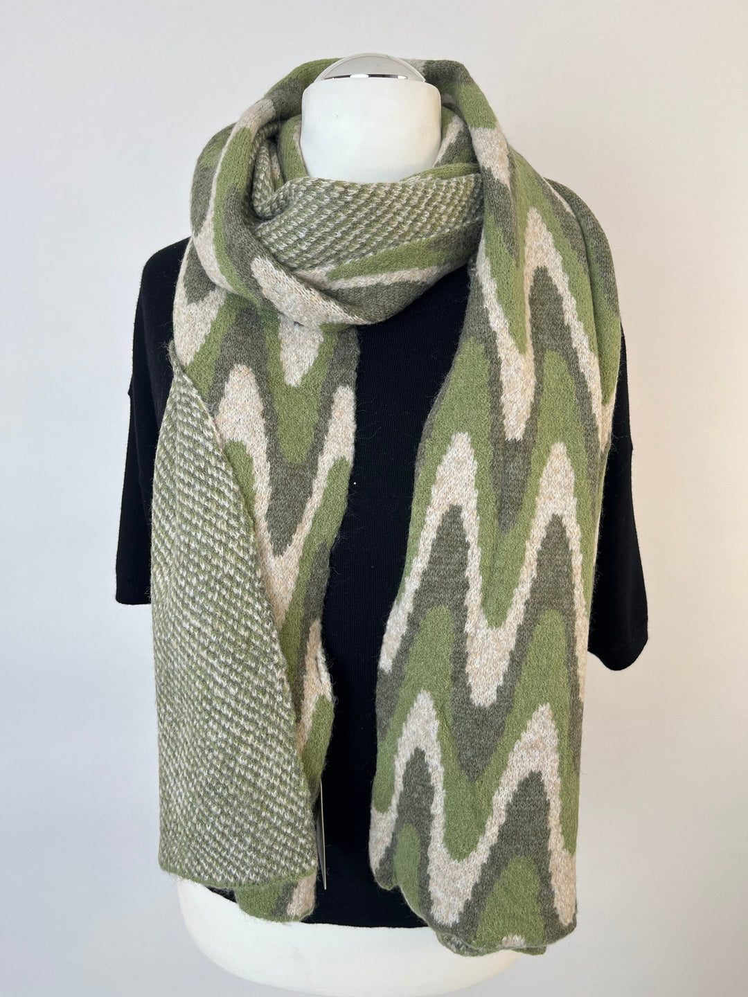 Khaki Strickschal mit Zickzackmuster am Mannequin, beide Seiten sichtbar