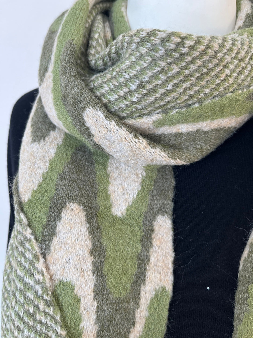 Strickschal um den Hals getragen, weiche Textur und Zickzackdesign