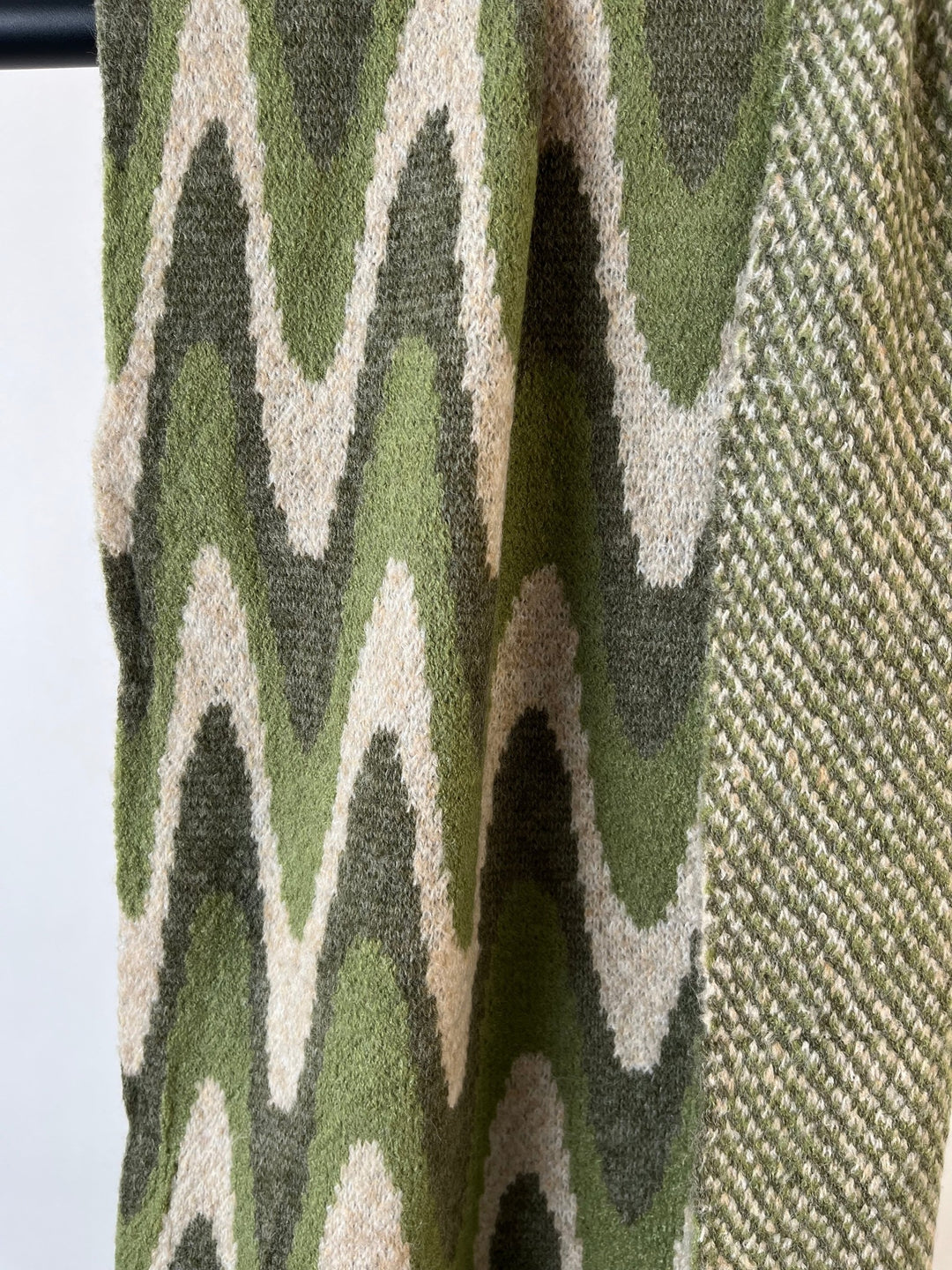 Khaki Strickschal mit Zickzackmuster, Viskose-Wollmischung Detail