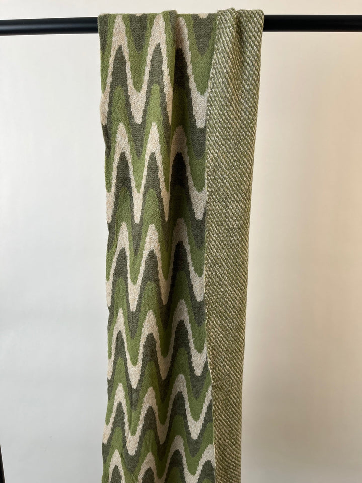 Zweiseitiger Strickschal Zigzag, khaki mit kontrastierendem Muster