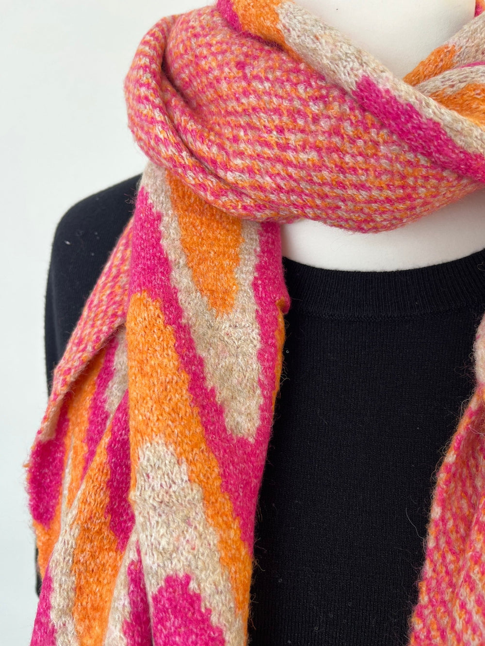Strickschal am Hals getragen, zeigt unterschiedliche Vorder- und Rückseite