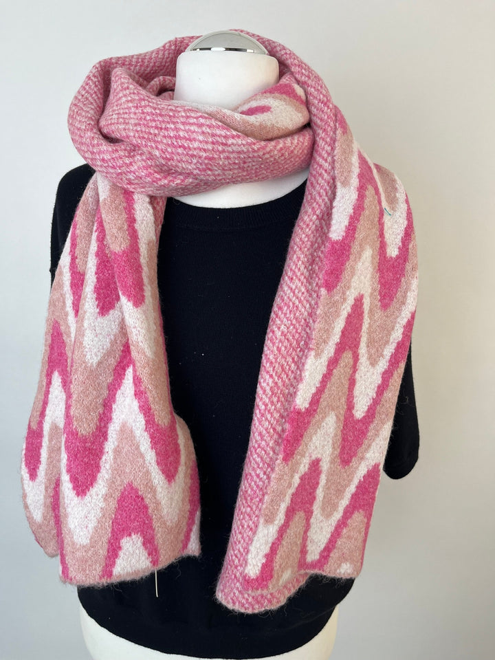 Doppelseitiger Strickschal am Hals: Zickzack und Rautenmuster in Pink