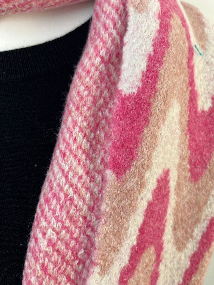 Weicher pinker Strickschal mit Zickzackmuster auf schwarzem Oberteil