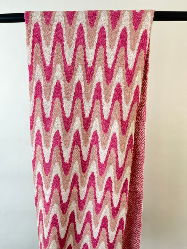 Pinker Strickschal mit Zickzackmuster, weiche Viskose-Wollmischung