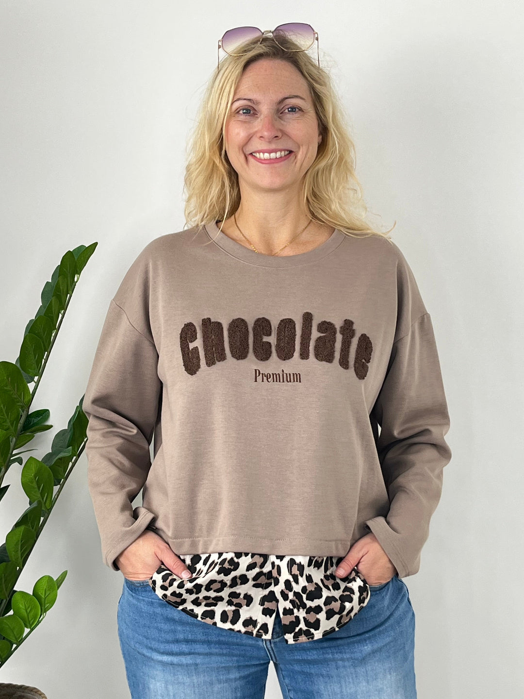 Taupe Sweatshirt mit Chocolate Premium Schriftzug und gerundetem Ausschnitt