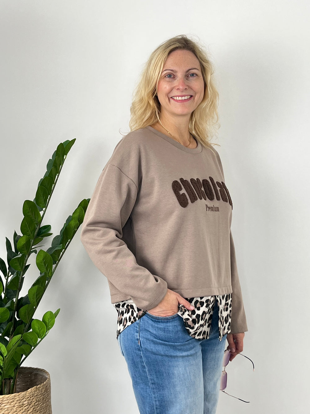 Taupe Sweatshirt mit Chocolate Premium Applikation und überschnittenen Schultern
