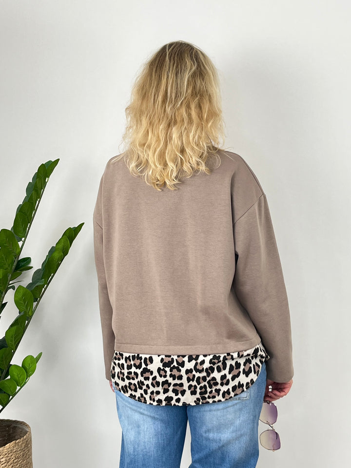 Rückansicht taupefarbener Sweatshirt mit angesetztem gewelltem Saum
