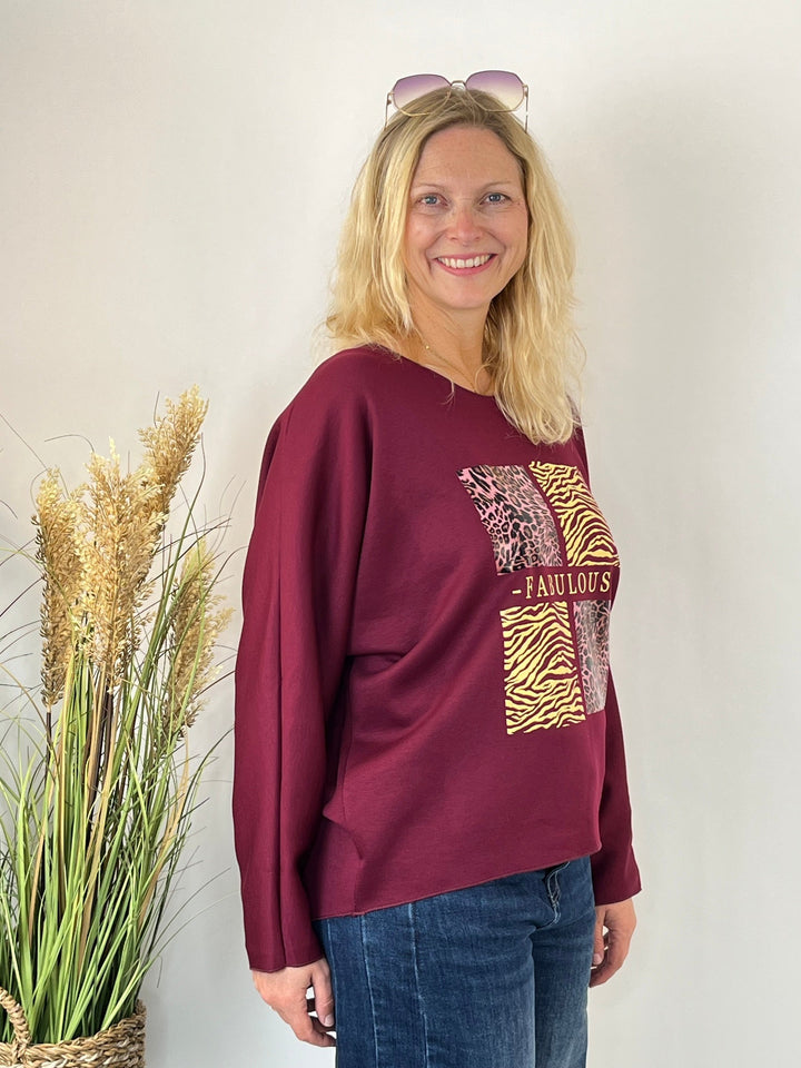 Locker sitzender bordeauxroter Pullover mit Animal-Mix-Print