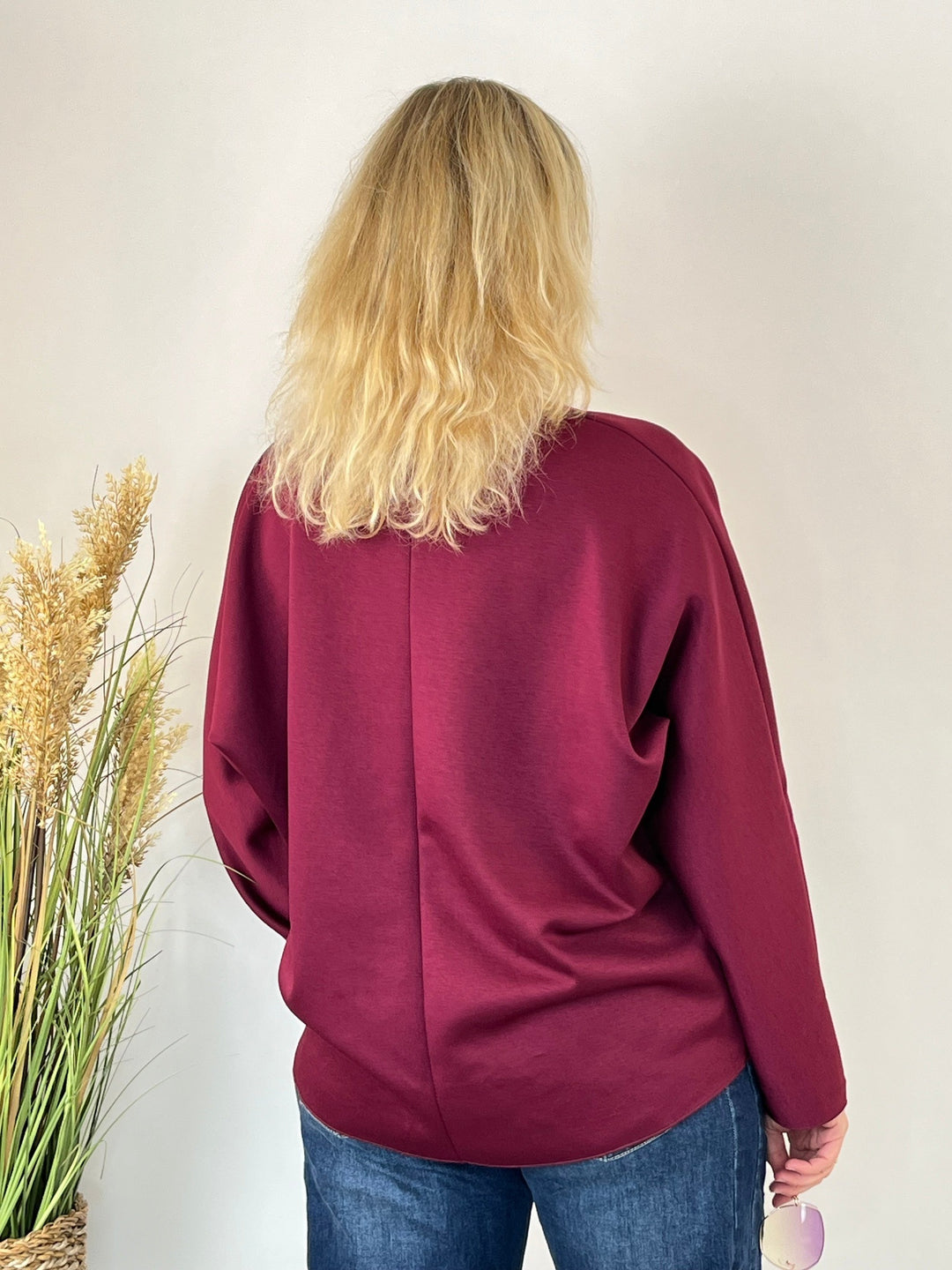 Verlängerte Rückenpartie des Sweatshirts mit zentraler Naht