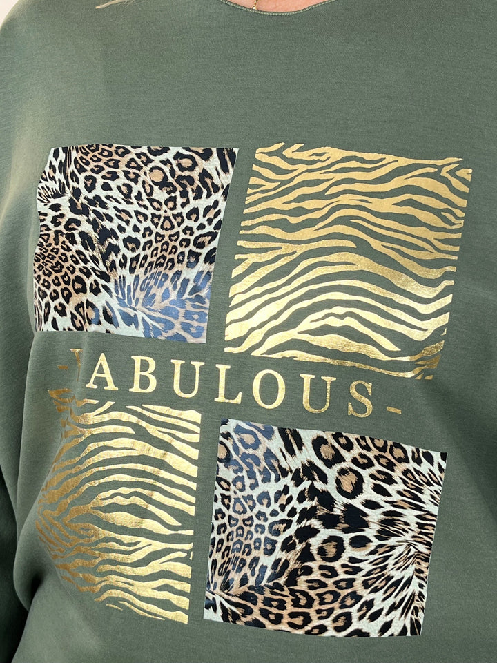 Nahaufnahme des quadratischen Animal-Prints am Sweatshirt