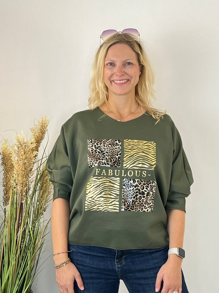 Olivgrüner Pullover mit hochgekrempelten Ärmeln