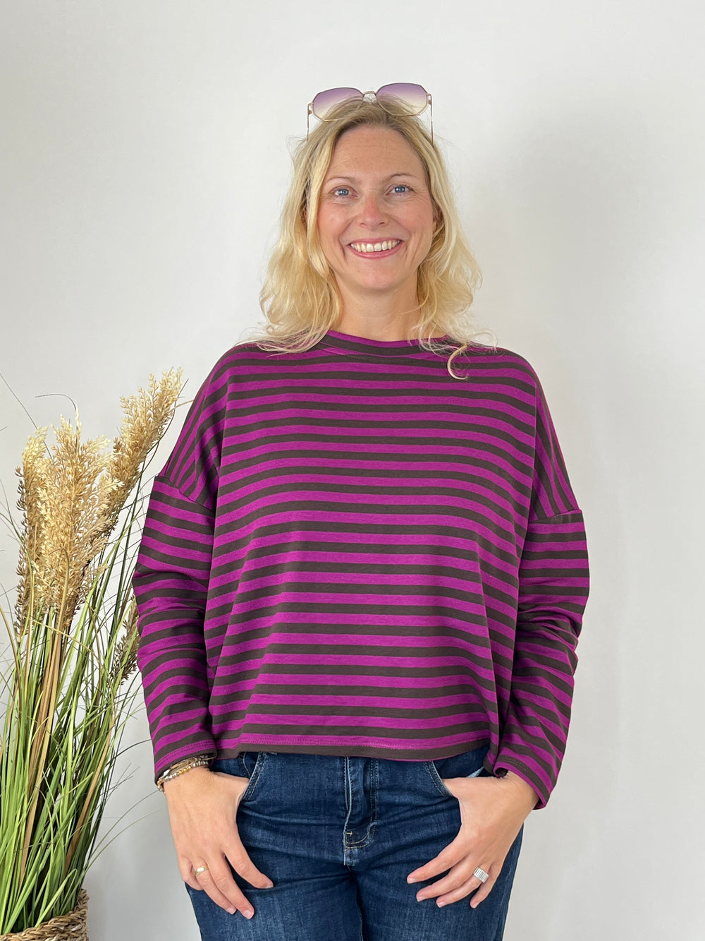 Frontalansicht des entspannten beere-braunen Streifen-Sweaters