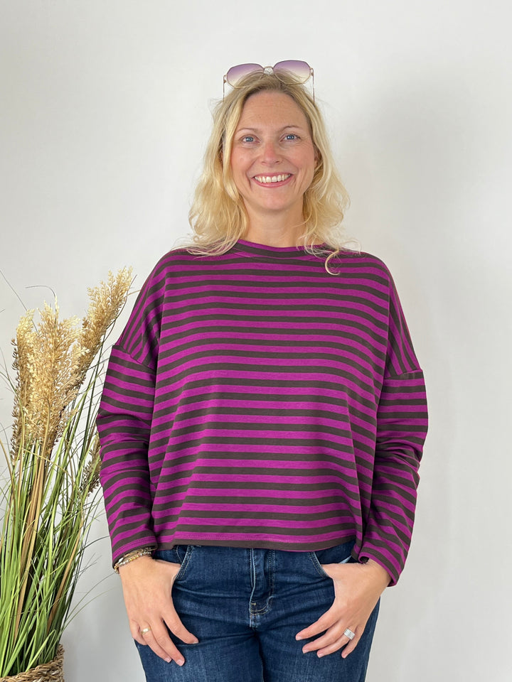 Frontalansicht des entspannten beere-braunen Streifen-Sweaters