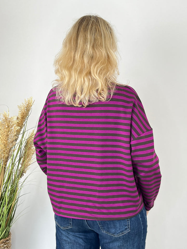 Rückansicht des beere-braunen Strickpullovers mit überschnittenen Schultern