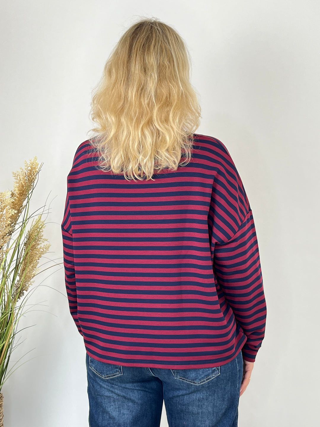 Rückansicht des lässigen Streifen-Sweaters mit langen Ärmeln und entspannter Passform