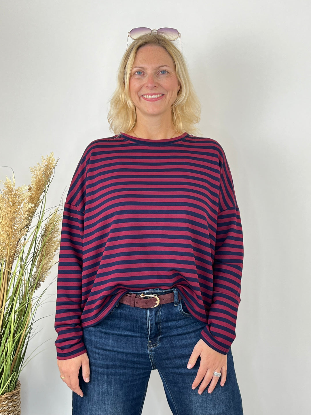 Frontalansicht des gestreiften Sweatshirts mit Rundhalsausschnitt und weitem Schnitt