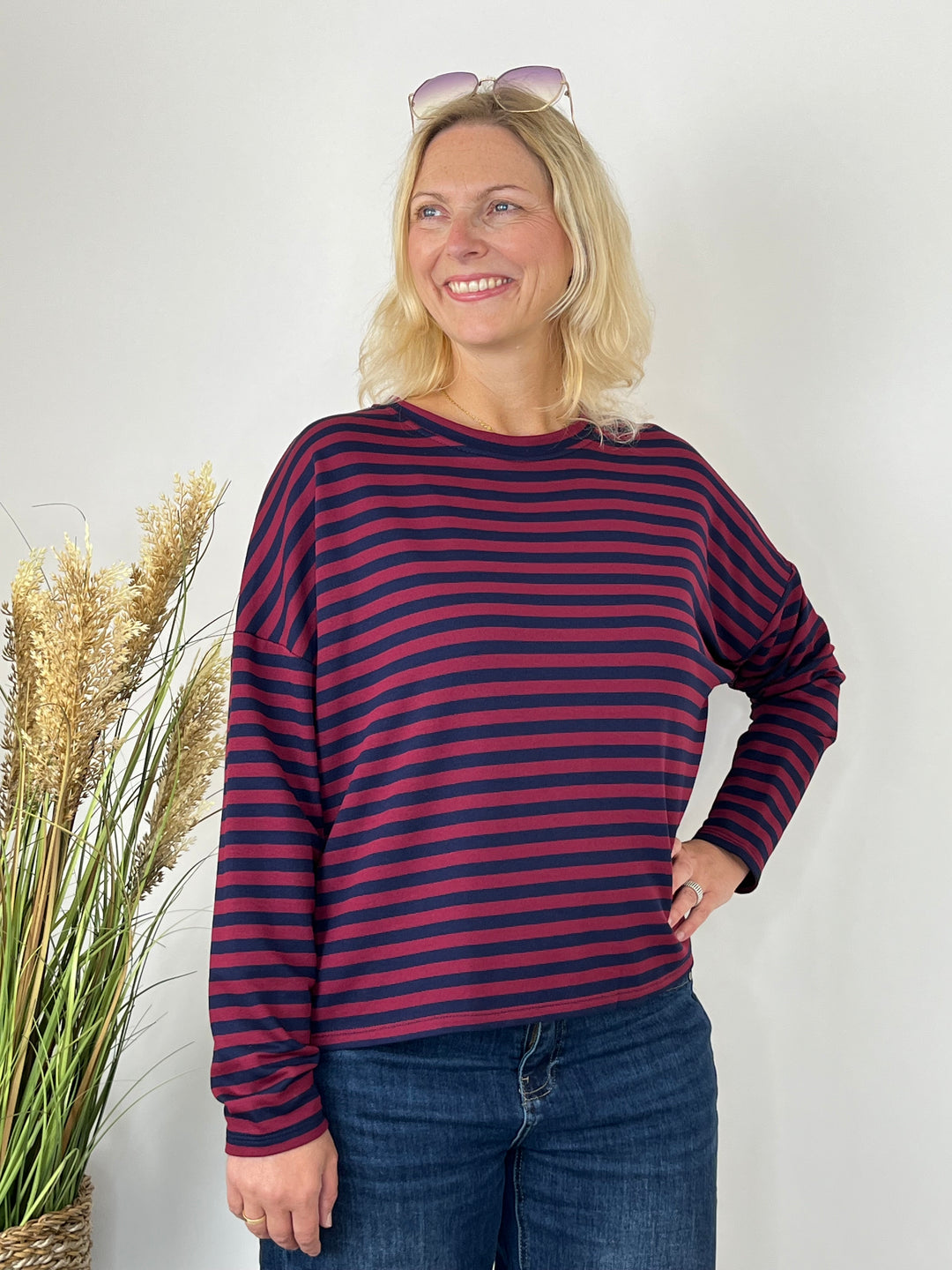 Oversize-Sweater Happy Stripes in Bordeaux-Marine mit überschnittenen Schultern