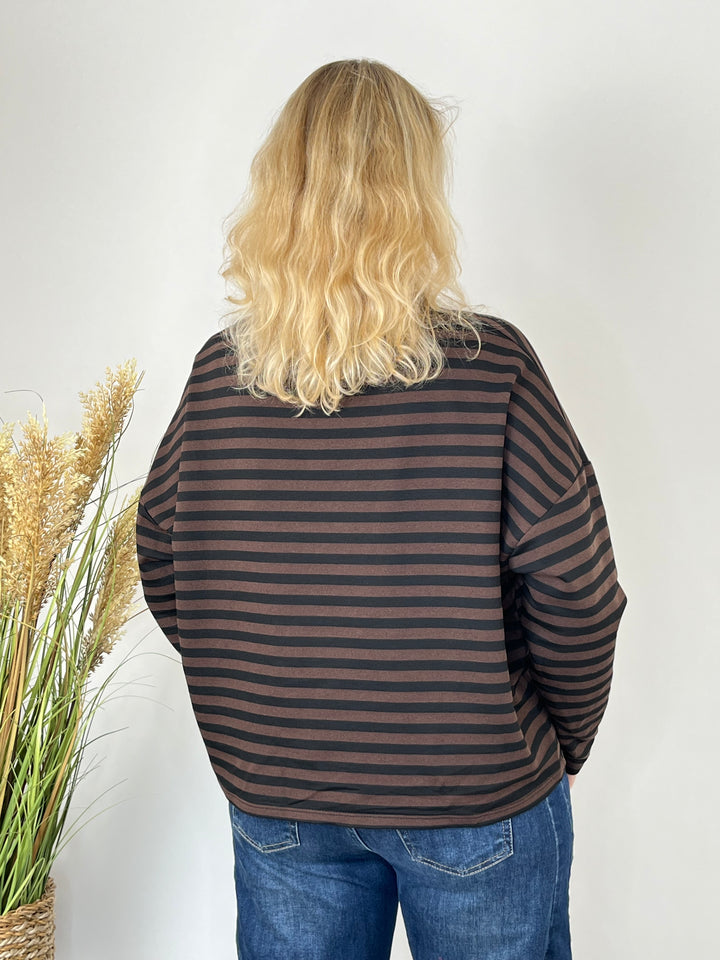Braun-schwarz gestreifter Oversize-Sweater mit überschnittenen Schultern, Rückansicht