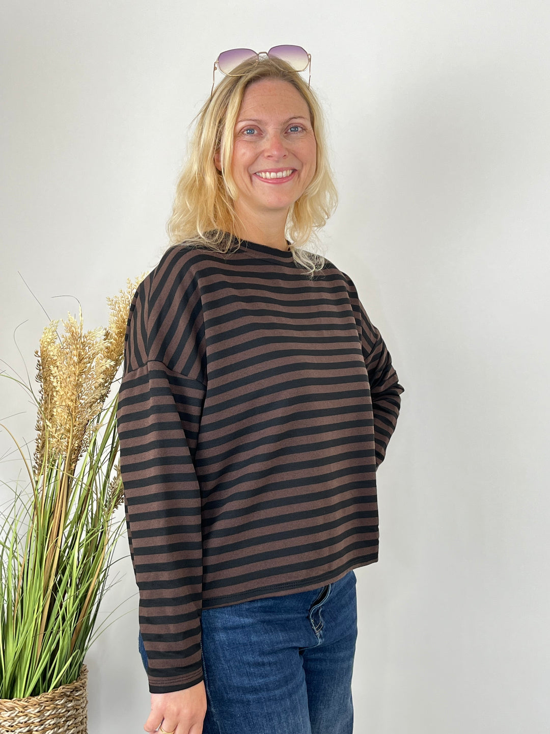 Braun-schwarz gestreifter Sweater mit weitem Schnitt, Seitenansicht