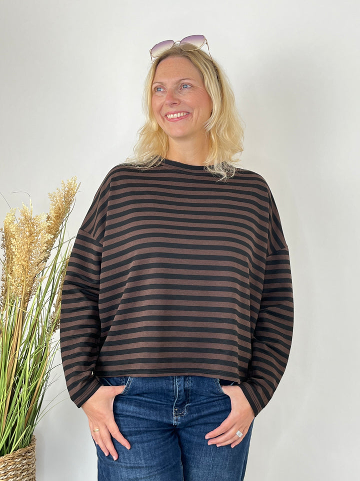 Braun-schwarz gestreifter Sweatshirt im lockeren Oversize-Stil, Frontalansicht