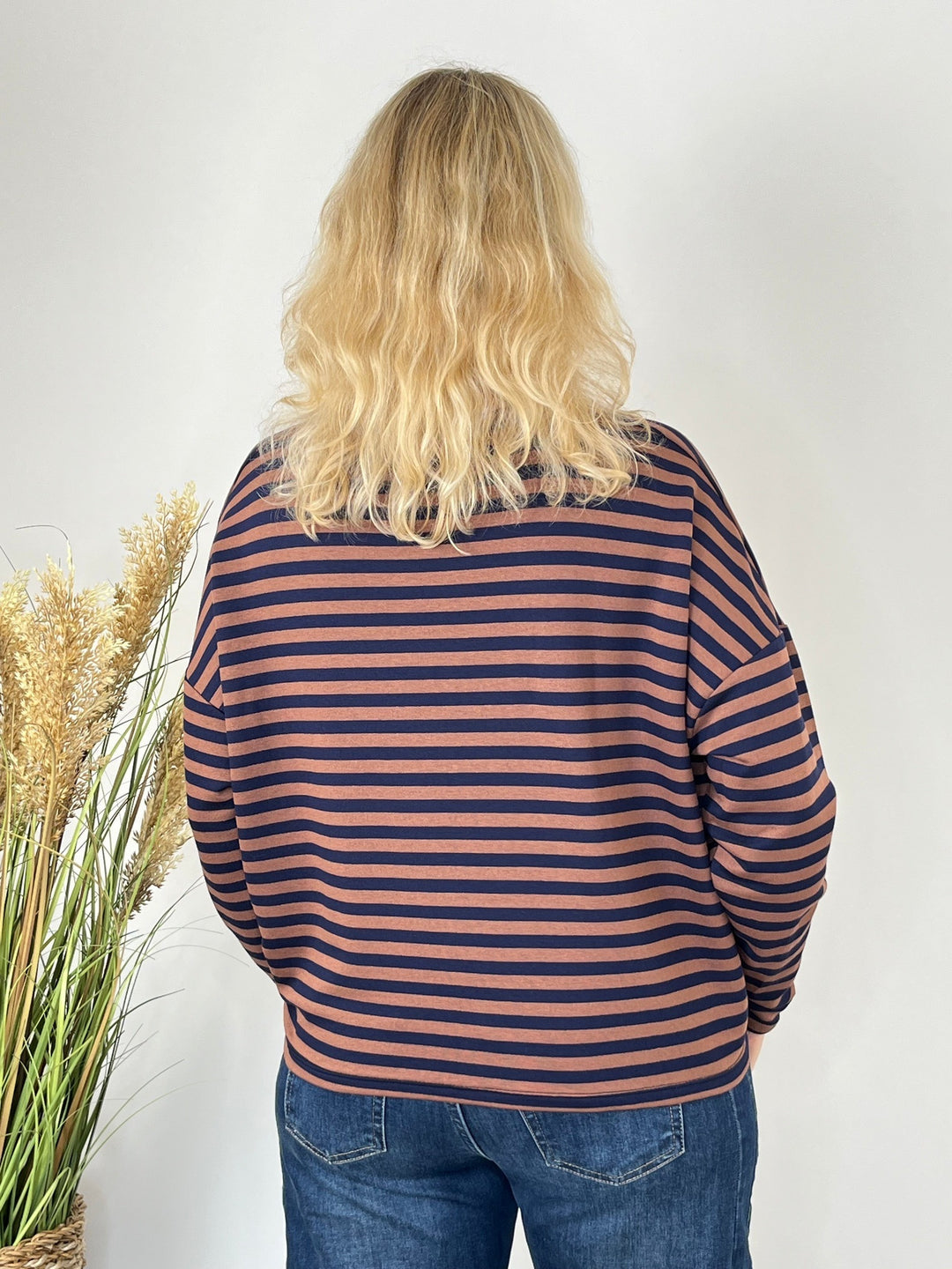 Oversize-Sweater Happy Stripes in Cognac und Marineblau, Rückansicht mit entspanntem Schnitt