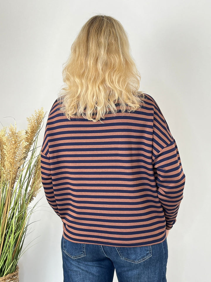Oversize-Sweater Happy Stripes in Cognac und Marineblau, Rückansicht mit entspanntem Schnitt