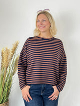 Gestreifter Sweater mit überschnittenen Schultern, seitliche Ansicht im lässigen Look