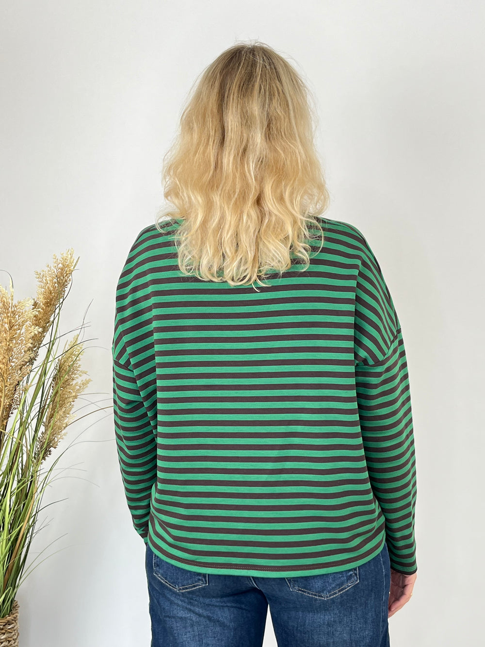Grüner Oversize-Sweater mit Streifenmuster, Rückansicht