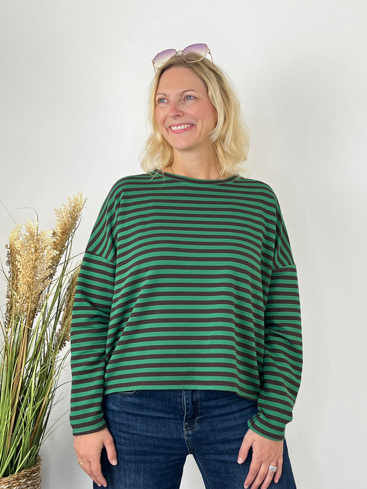 Grüner Happy Stripes Sweater mit Querstreifen, Frontalansicht