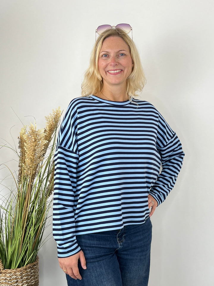 Seitenansicht des lockeren Streifen-Sweaters in Marineblau