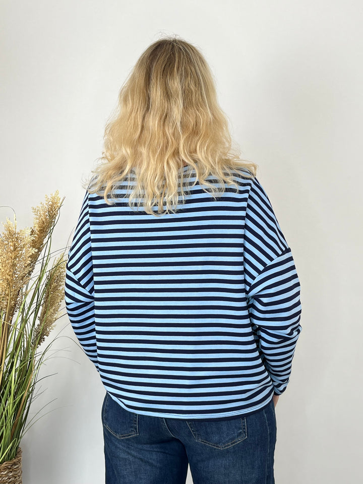 Rückansicht des marine gestreiften Oversize Sweatshirts