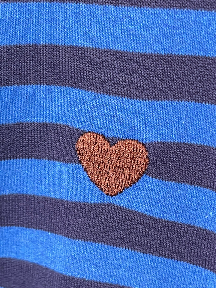 Nahaufnahme blau-mariner Streifen und Herzstickerei am Sweater