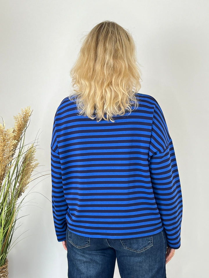 Rückansicht des lockeren Oversize-Sweaters mit überschnittenen Schultern