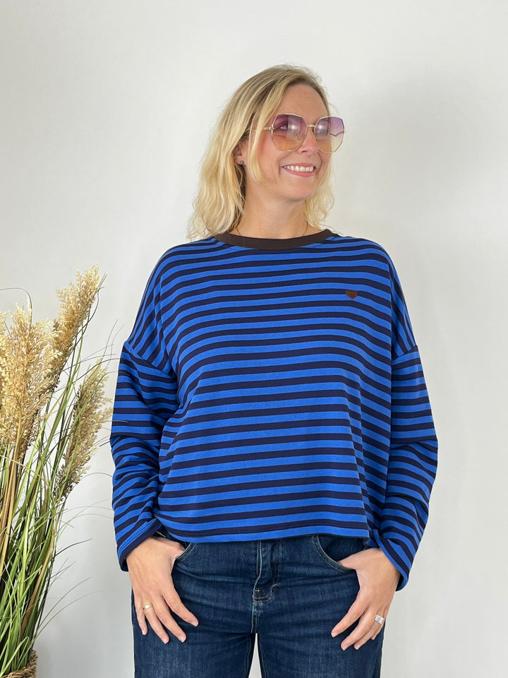 Oversize-Sweater mit Streifen und Herzstickerei vorne getragen