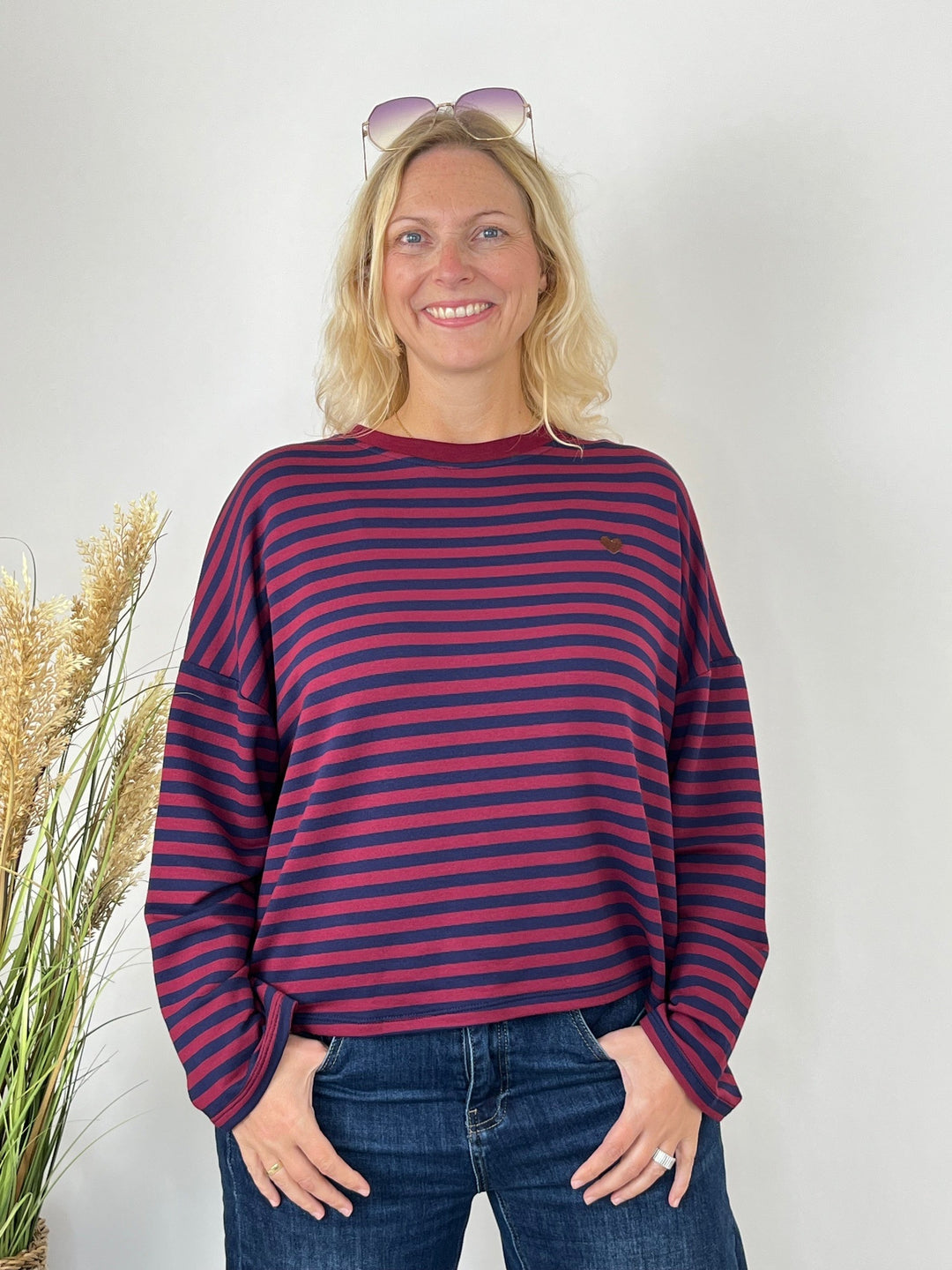 Bordeaux-mariner Oversize-Sweater mit Streifen und Herzstickerei