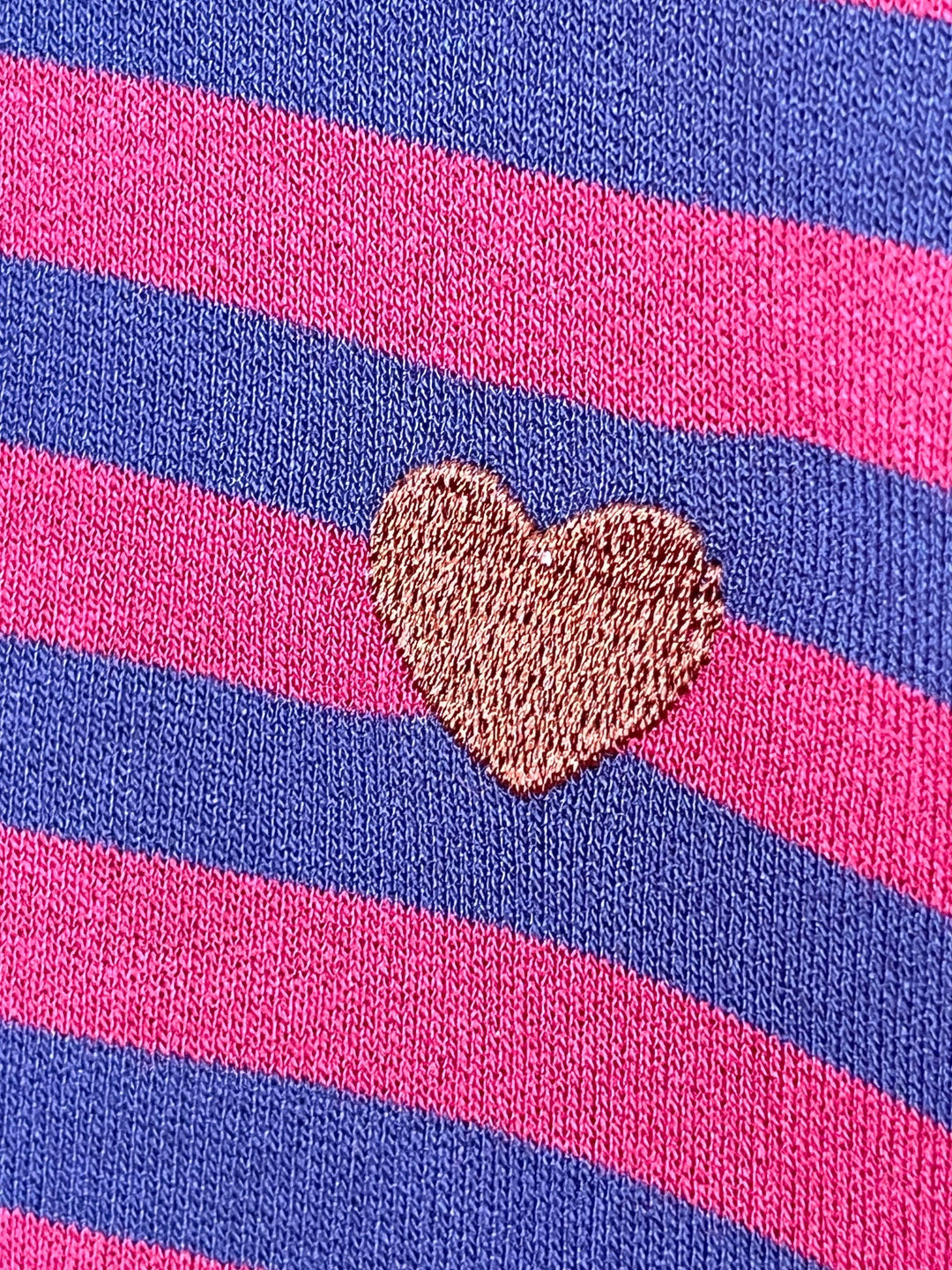 Bordeaux-Marine gestreifter Oversize Sweater mit Herzstickerei Detail