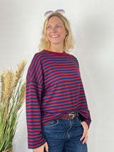 Oversize-Sweater im Seitenanschnitt geknotet am Saum