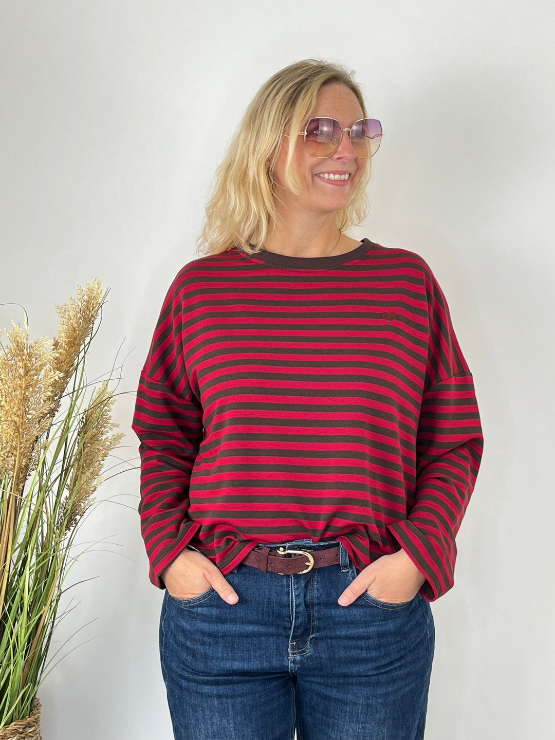 Rot-brauner Oversize-Sweater mit Streifen und Herzstickerei