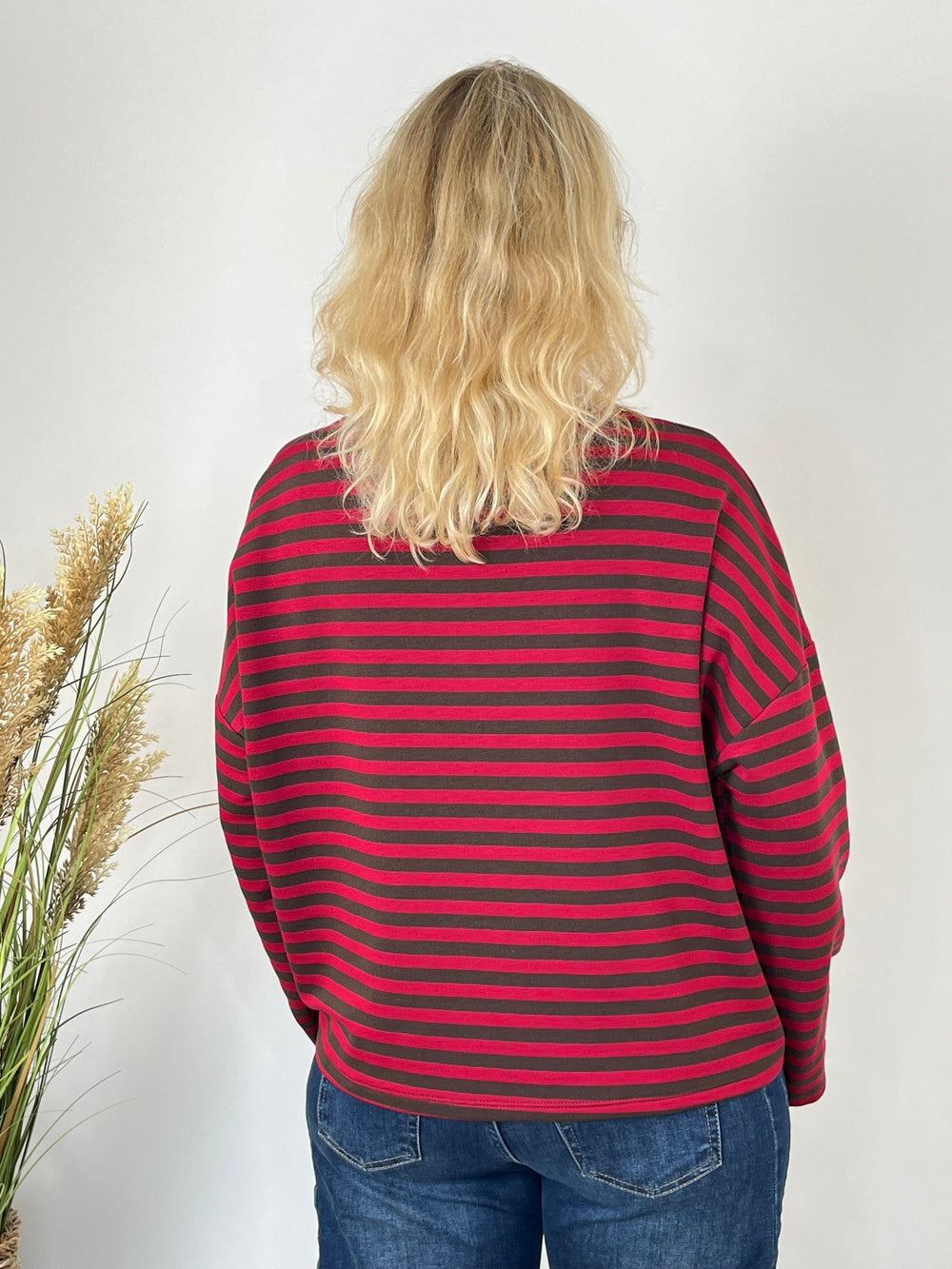Rückansicht des rot-braunen Streifen-Sweaters mit lockerer Passform
