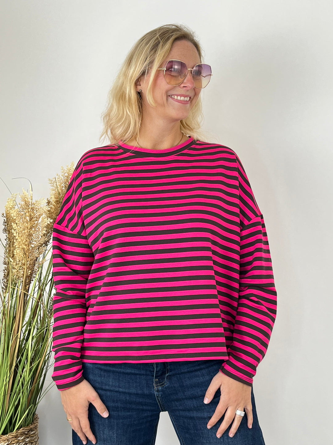 Pink-brauner gestreifter Oversize-Pullover mit Rundhalsausschnitt