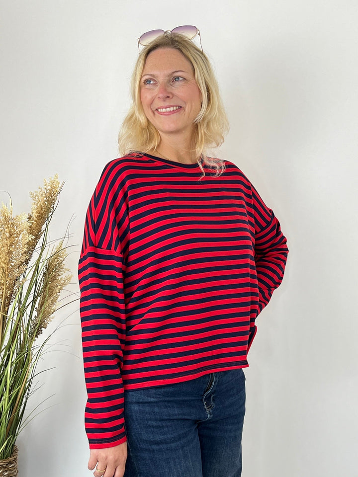 Lässiger rot-mariner Streifen-Sweater im lockeren Schnitt