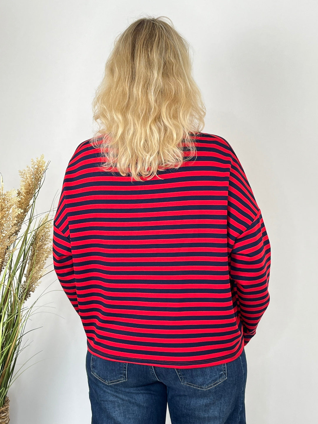 Rückansicht des rot-marinen Horizontalstreifen-Oversized-Sweaters