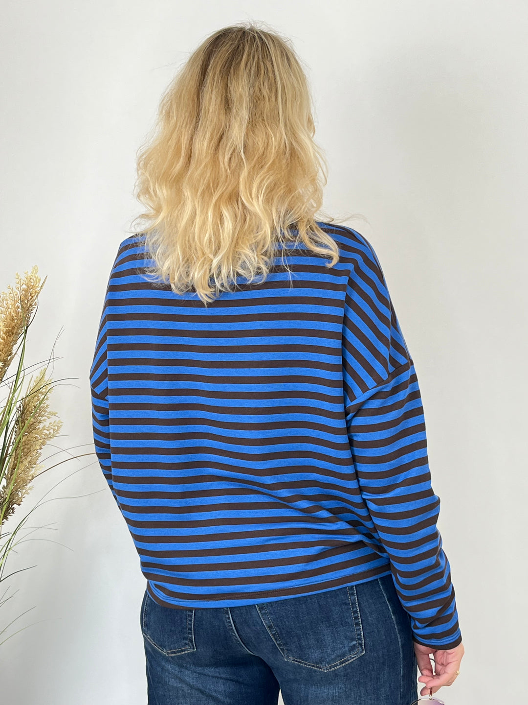 Rückansicht royalblauer Oversize-Sweater mit Streifenmuster