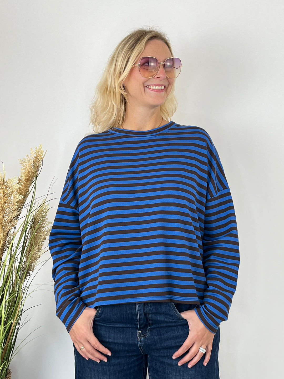 Royalblauer Happy Stripes Sweater mit überschnittenen Schultern