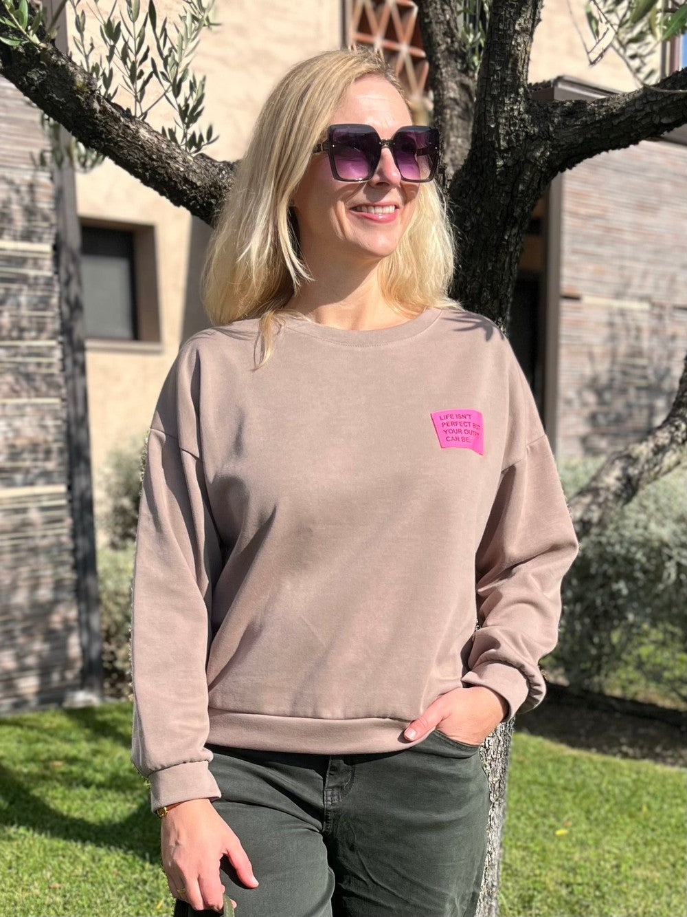 Sweatshirt "Perfect", taupe von Bella Vita - Mode & Lifestyle