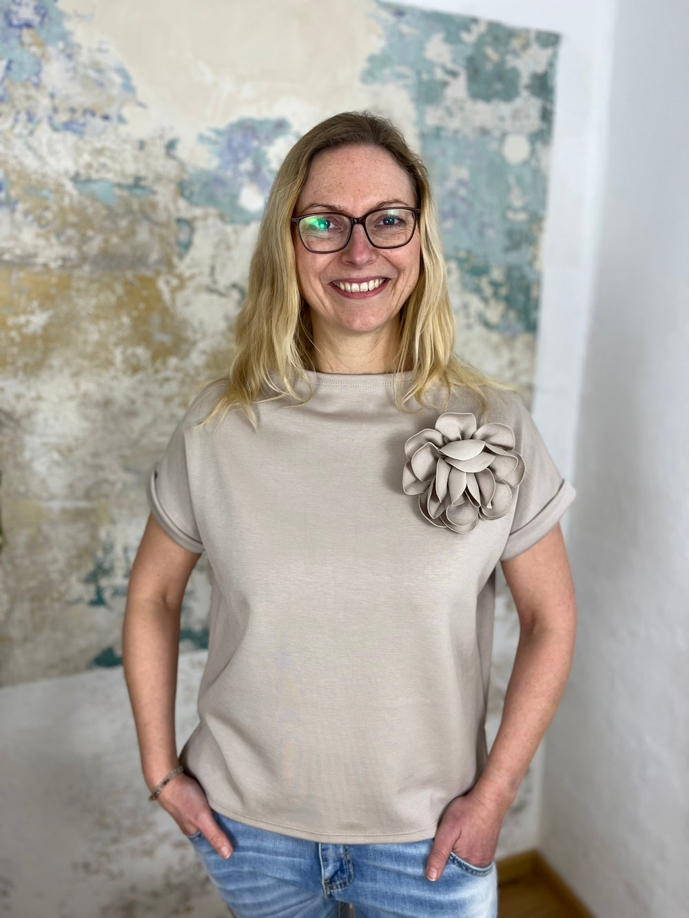 Sweatshirt mit Ansteckblüte von Bella Vita - Mode & Lifestyle