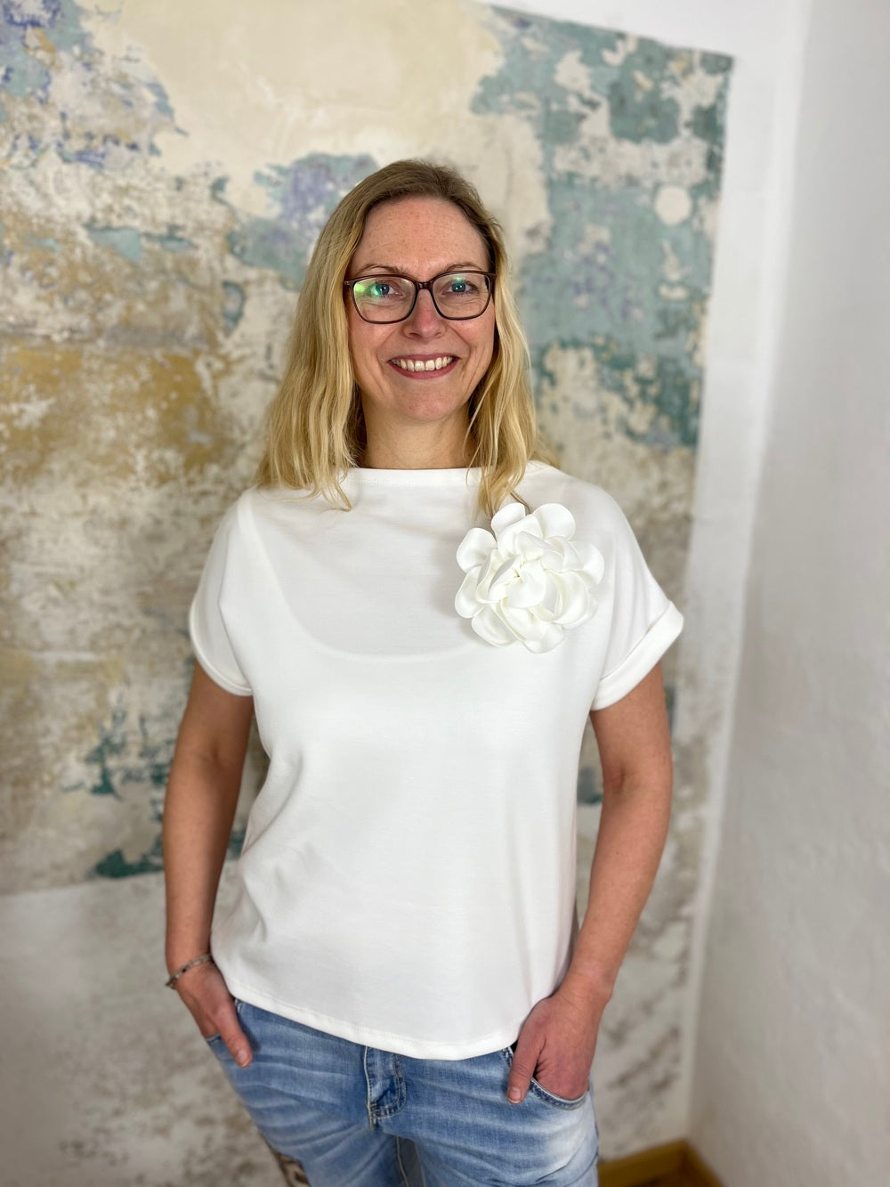 Sweatshirt mit Ansteckblüte von Bella Vita - Mode & Lifestyle