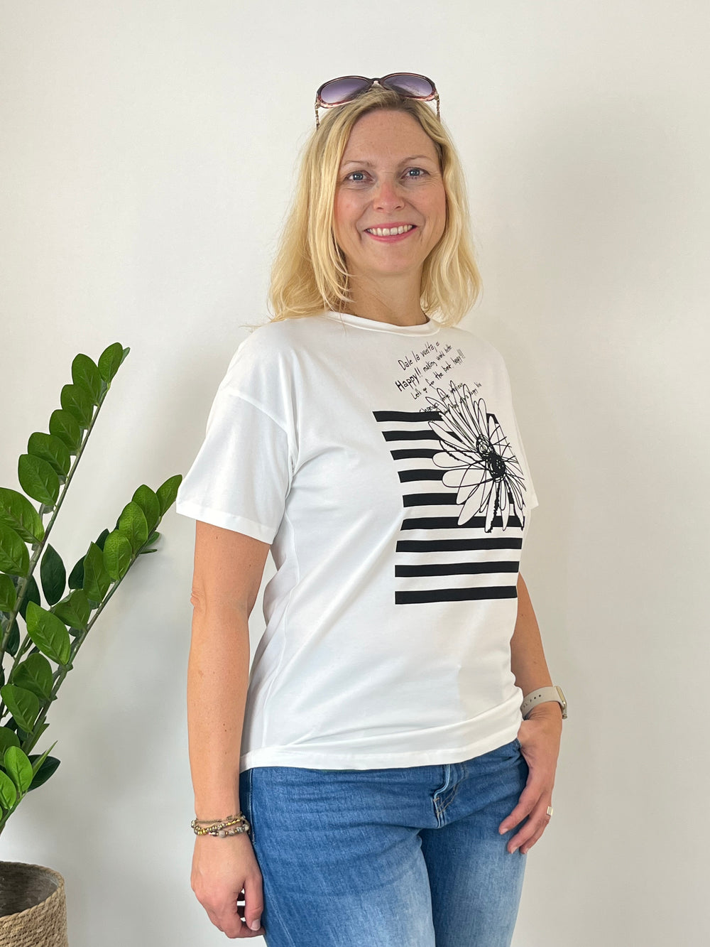 T-Shirt Blume, schwarz-weiß von Bella Vita - Mode & Lifestyle