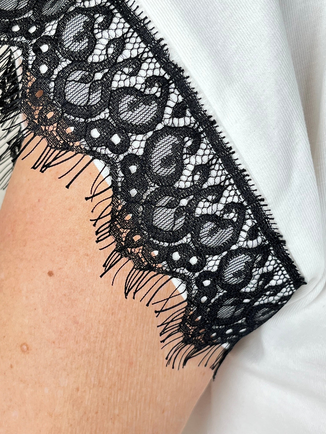 T-Shirt mit Blüten-Applikation &amp; Spitze, ecru von Bella Vita - Mode &amp; Lifestyle