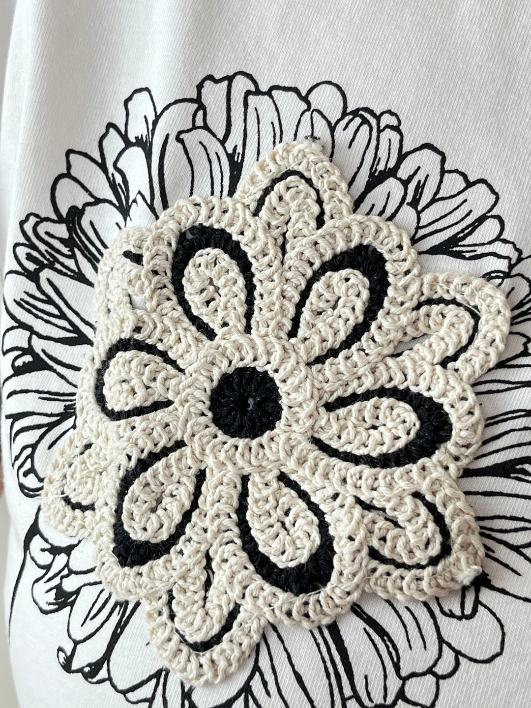 T-Shirt mit Blüten-Applikation &amp; Spitze, ecru von Bella Vita - Mode &amp; Lifestyle